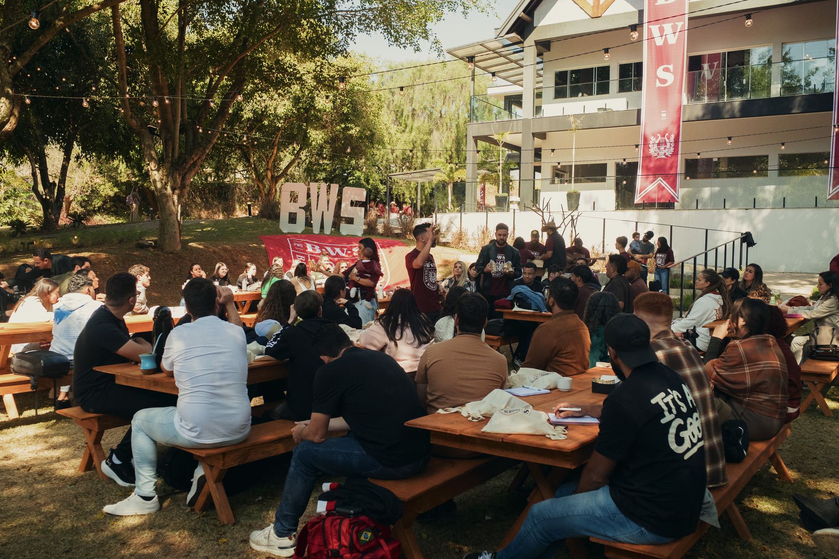 Alunos reunidos nas mesas do jardim durante uma sessão da BWS